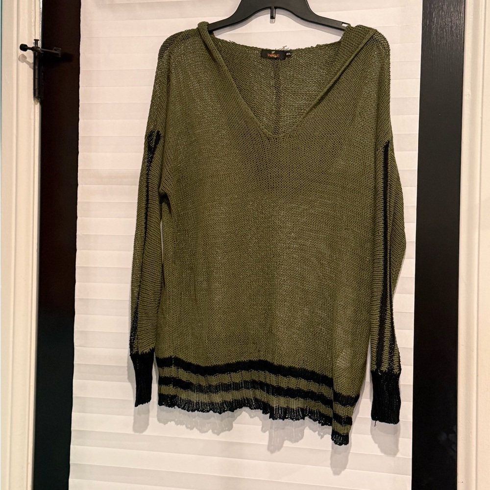 Wise & Pretty Olive Green and Black Women's Sweater